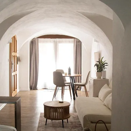 Old Town With Private Wine Cellar Апартаменты *